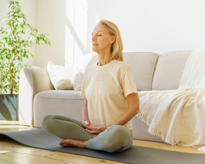 Frau sitzt in Yoga Nidra Haltung